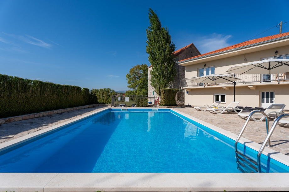 Private and heated swimming pool 10m x 4.5m