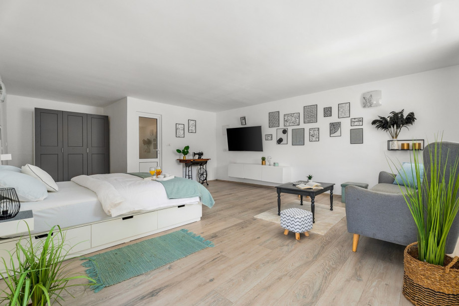 Bedroom NO4 with a king size bed 180cm x 200cm, en-suite Bathroom