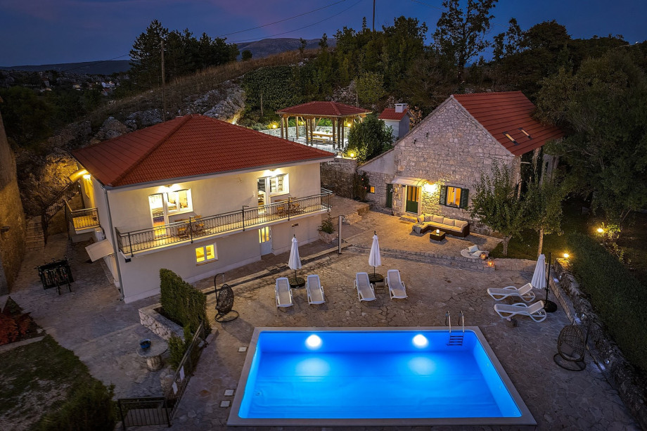 Hacienda Sylvia - secluded 4-bedroom villa with 45sqm heated pool