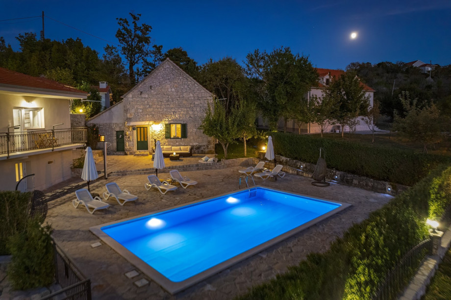 The surrounding area can be easily explored using the bicycles provided.