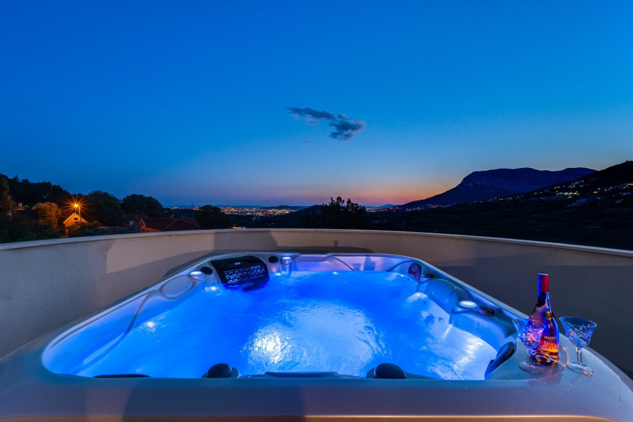 rooftop terrace with a Jacuzzi, a very comfortable lounge corner, and 4 deck chairs.