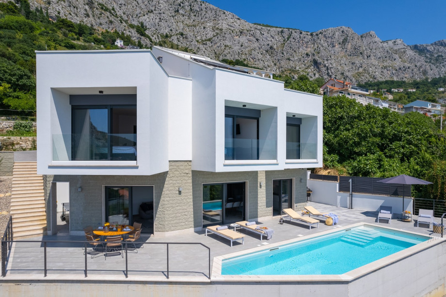 luxury 3-bedroom villa with infinity pool and stunning view, 600m from the beach