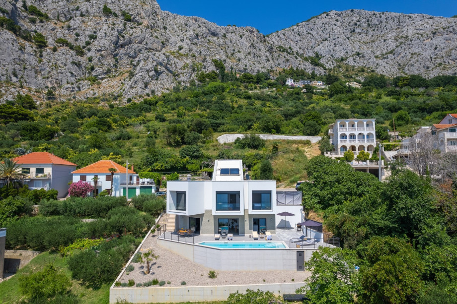 luxury 3-bedroom villa with infinity pool and stunning view, 600m from the beach