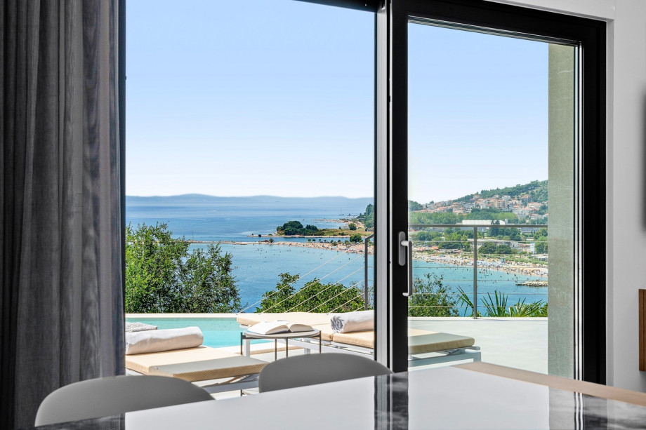 fully equipped kitchen with a dining area for 6 people