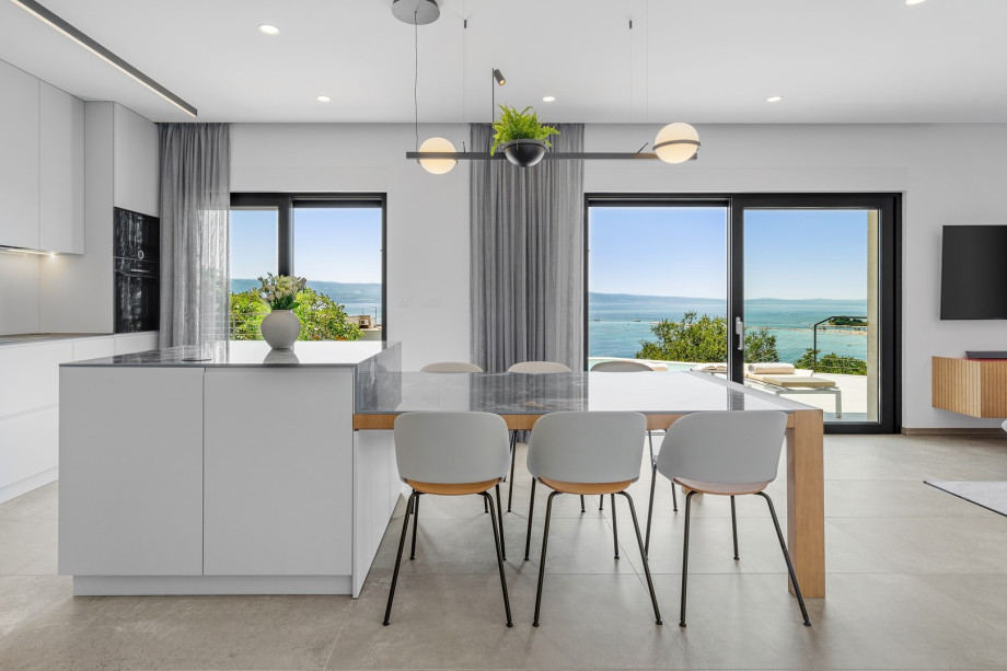 fully equipped kitchen with a dining area for 6 people