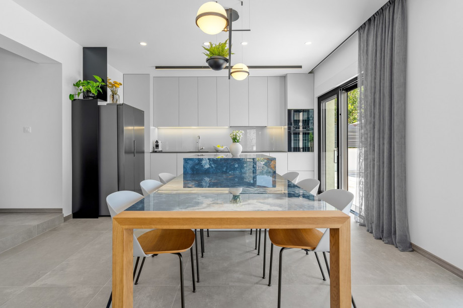 fully equipped kitchen with a dining area for 6 people