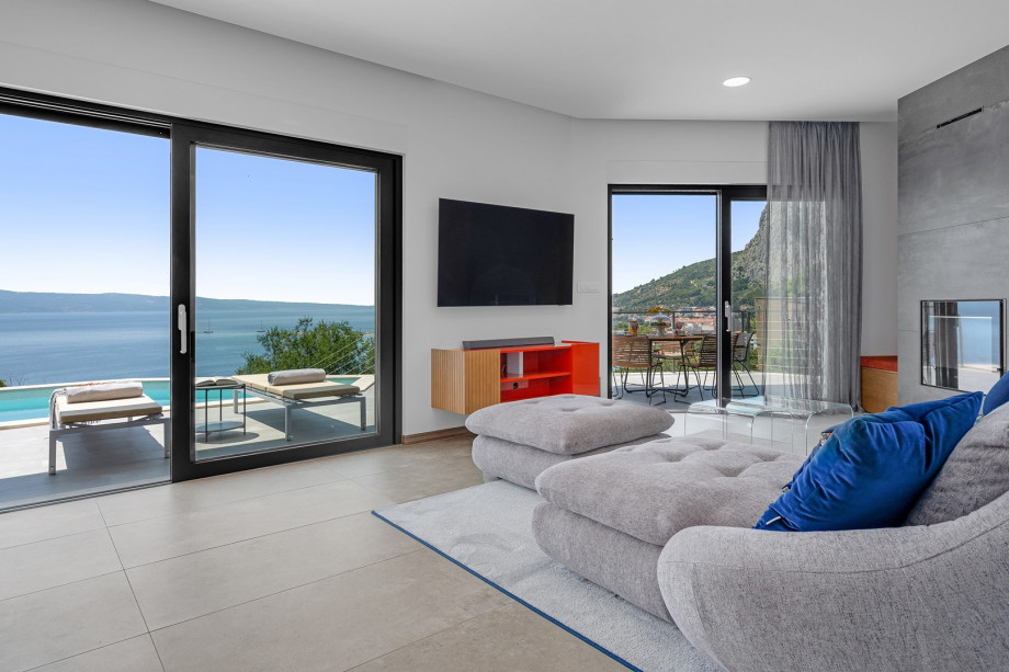 living area with a direct approach to the pool area and open sea view