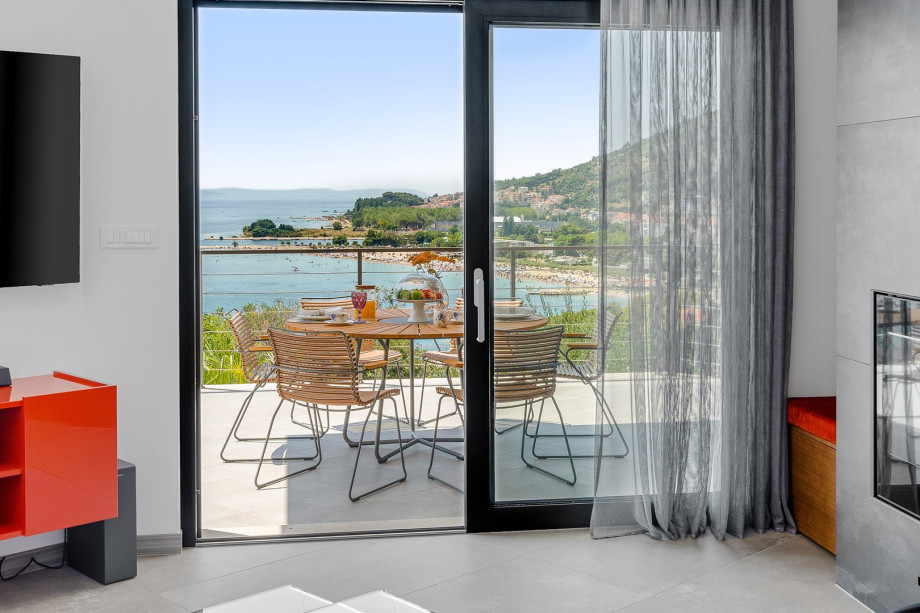 living area with a direct approach to the pool area and open sea view