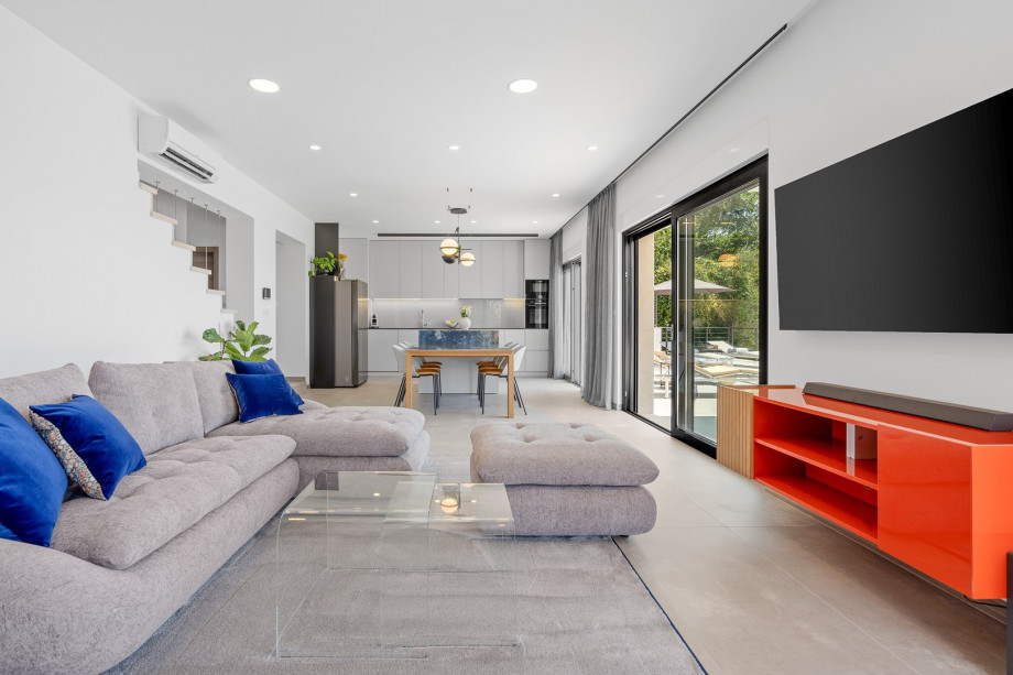living area with a direct approach to the pool area and open sea view