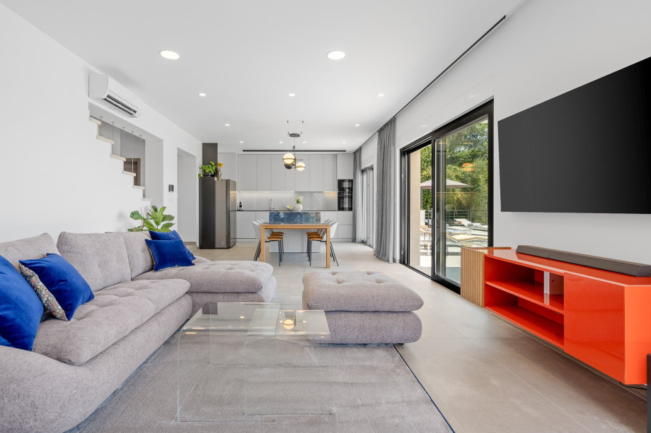 living area with a direct approach to the pool area and open sea view