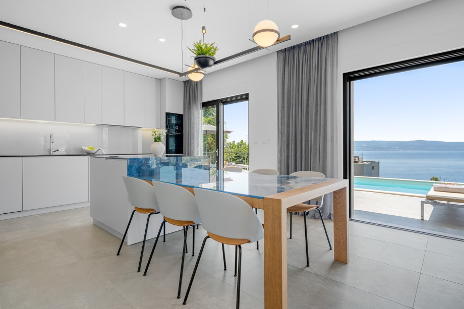 fully equipped kitchen with a dining area for 6 people