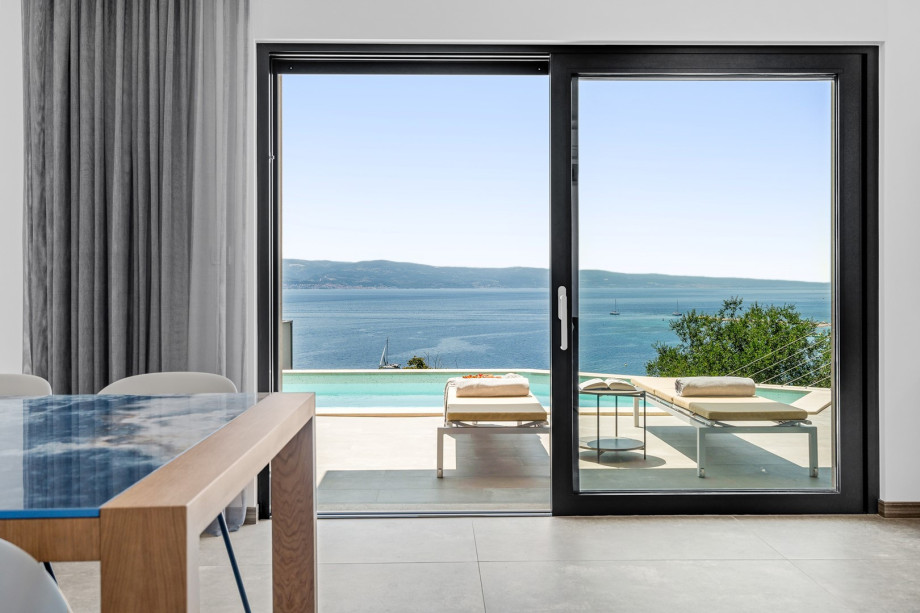 fully equipped kitchen with a dining area for 6 people