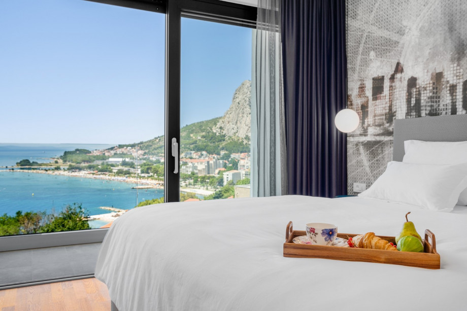 a Bedroom NO1 with a king size bed, en-suite bathroom with a bathtub, air-conditioning, a TV, and a balcony.