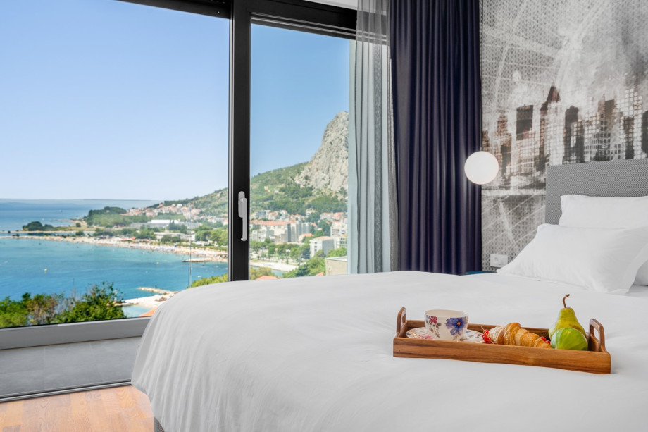 a Bedroom NO1 with a king size bed, en-suite bathroom with a bathtub, air-conditioning, a TV, and a balcony.