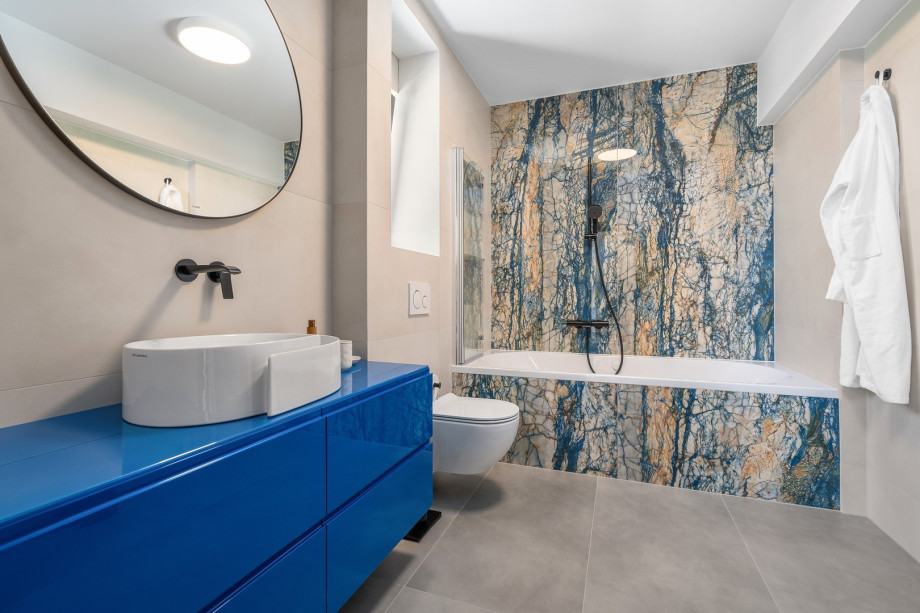 en-suite bathroom with a bathtub in bedroom NO1