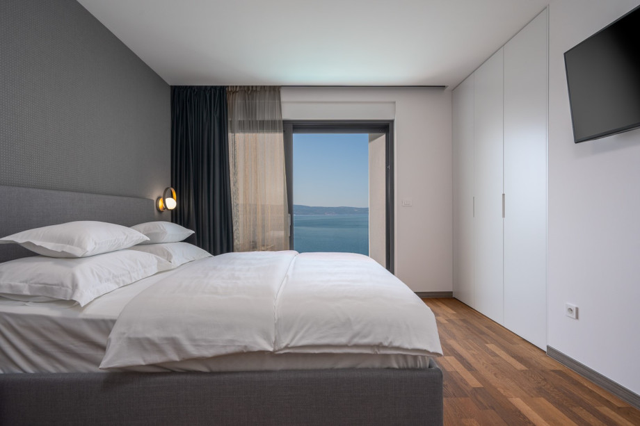 Bedroom NO2 with a king size bed, air-conditioning, a TV, and a balcony