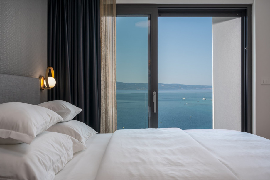 Bedroom NO2 with a king size bed, air-conditioning, a TV, and a balcony