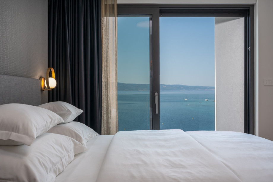 Bedroom NO2 with a king size bed, air-conditioning, a TV, and a balcony