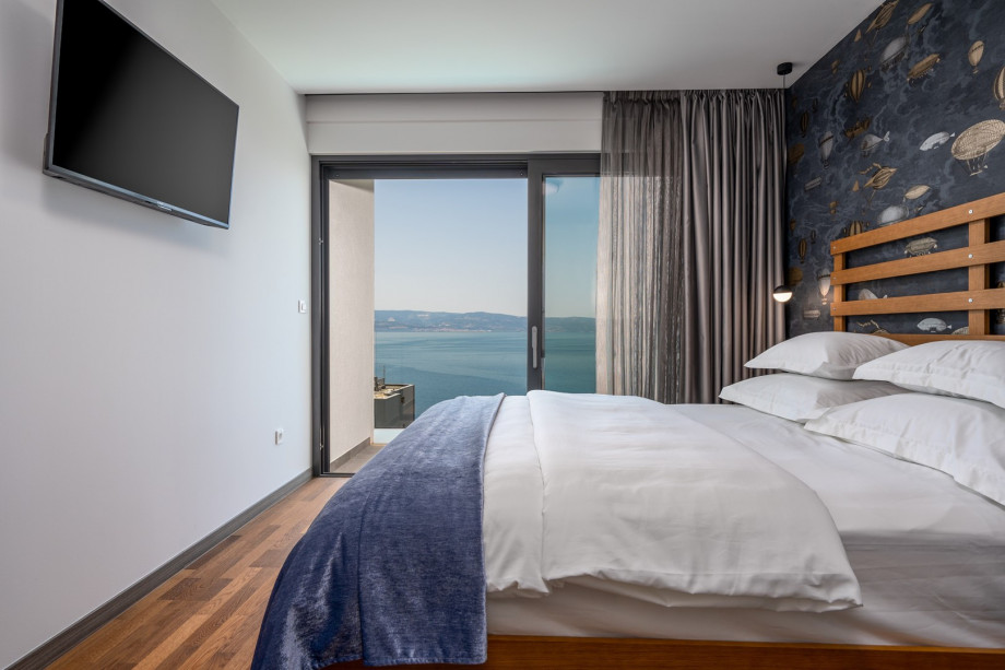 Bedroom NO3 with a king size bed, air-conditioning, a TV, and a balcony