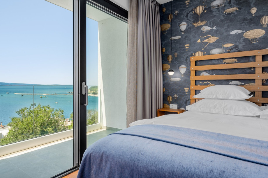 Bedroom NO3 with a king size bed, air-conditioning, a TV, and a balcony