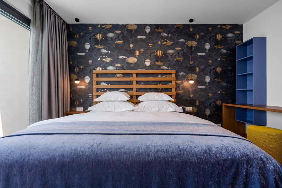 Bedroom NO3 with a king size bed, air-conditioning, a TV, and a balcony