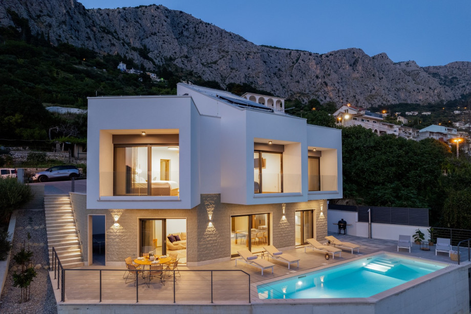 luxury 3-bedroom villa with infinity pool and stunning view, 600m from the beach