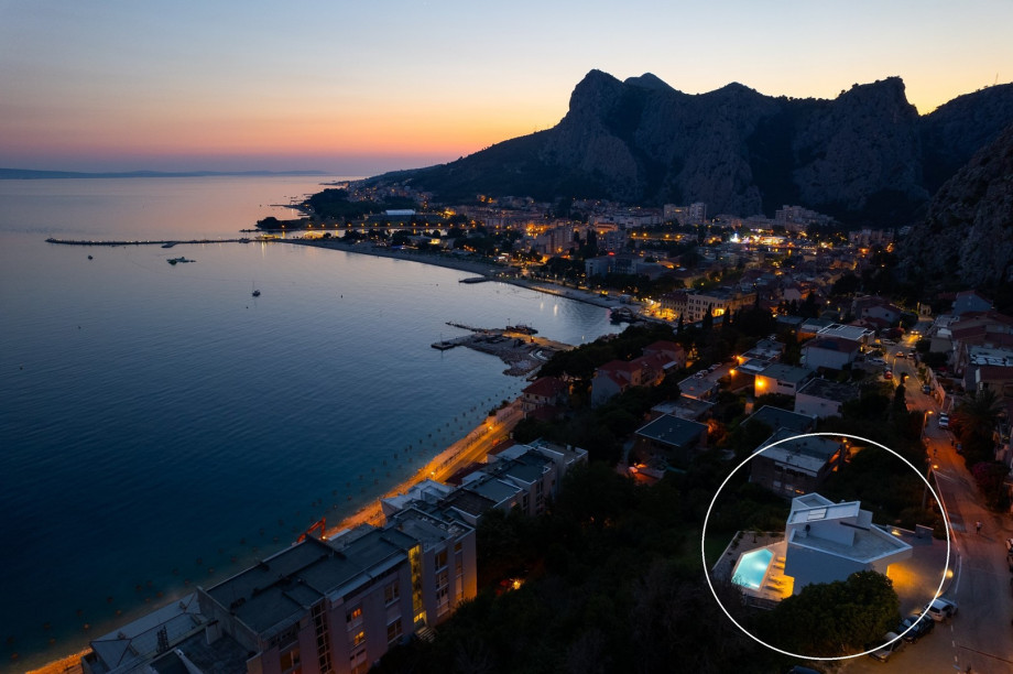 Location of the villa and surrounding area at night