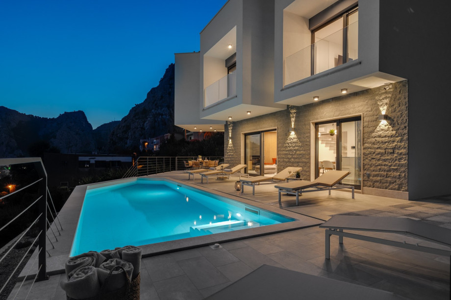 luxury 3-bedroom villa with infinity pool and stunning view, 600m from the beach