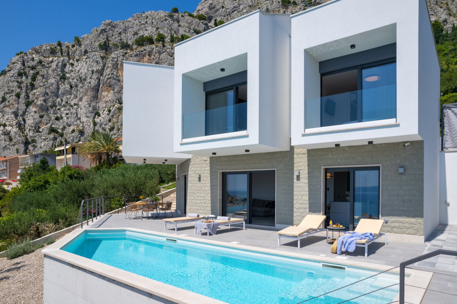 luxury 3-bedroom villa with infinity pool and stunning view, 600m from the beach