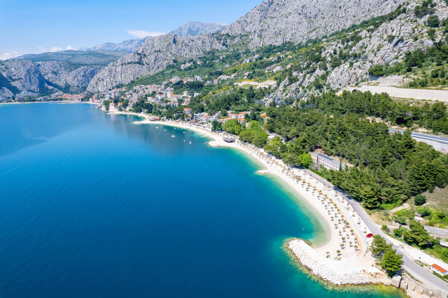 Kilometer-long pebble beaches, 600 m from the villa