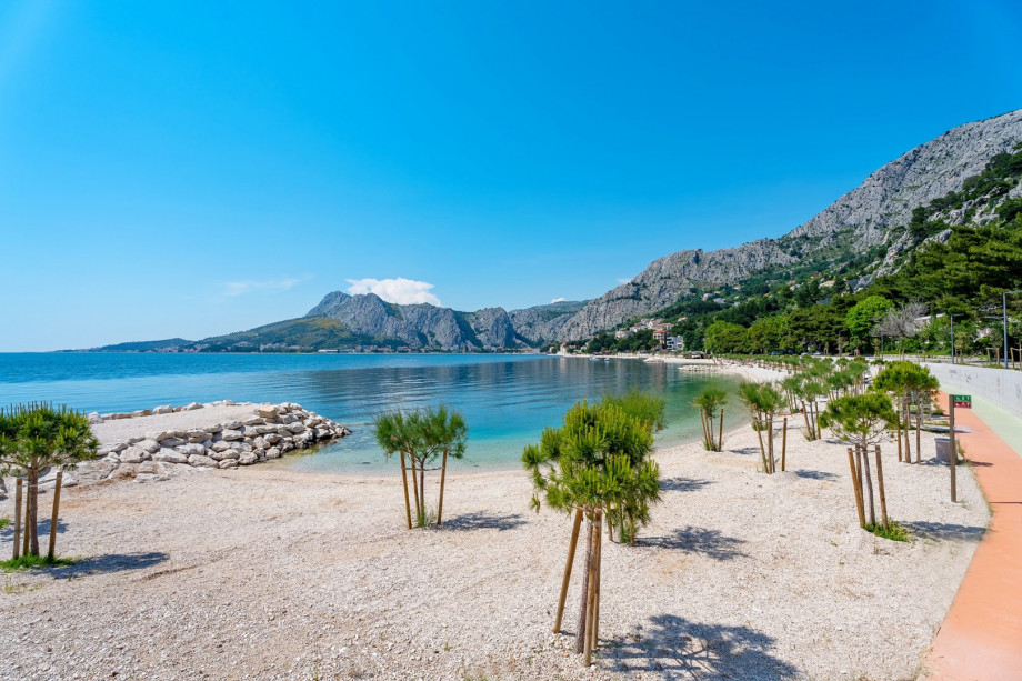 Kilometer-long pebble beaches, 600 m from the villa