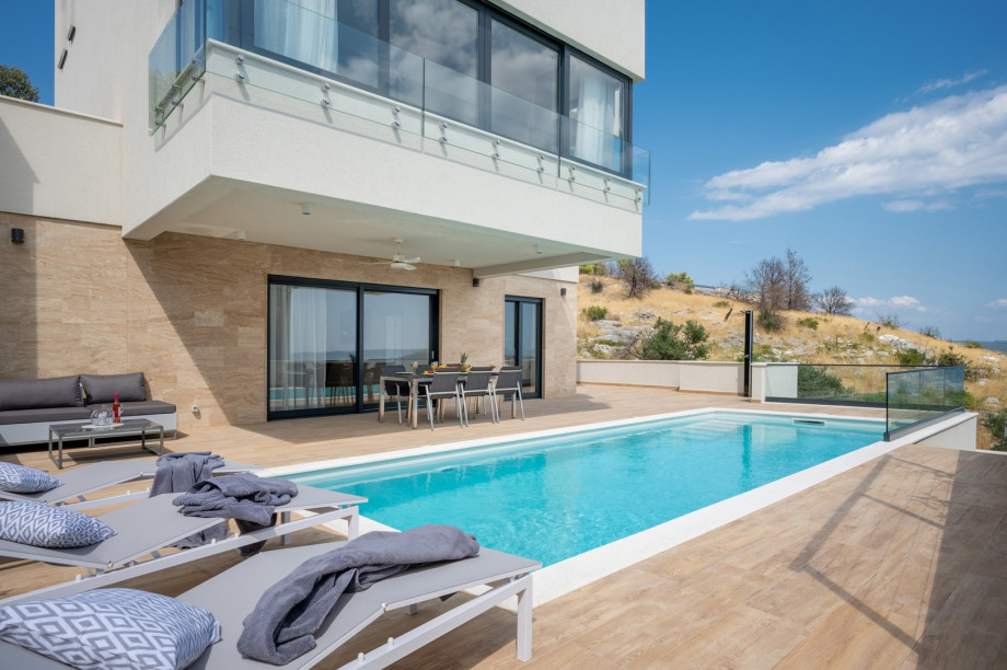 Villa mit 4 Schlafzimmern und privatem 28 m2 großem Pool, 2,5 km vom Strand und 7 km von der Stadt Trogir entfernt.
