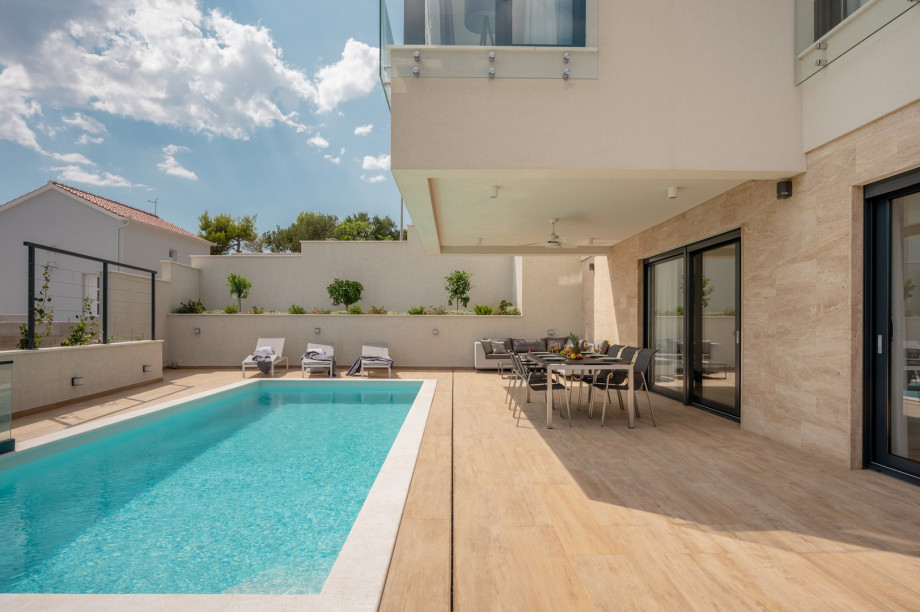 Der Außenbereich der Villa Astera bietet einen beheizten, privaten Swimmingpool 8,3 x 3,4 m
