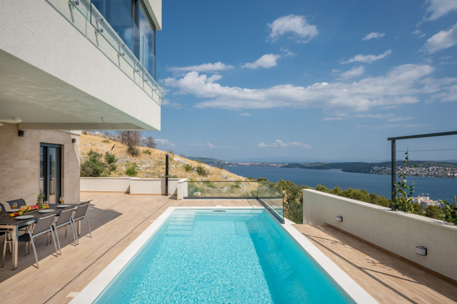 Die Villa Astera bietet von jeder Ecke des Außenbereichs aus einen atemberaubenden Blick auf das Meer und die Gegend von Trogir.