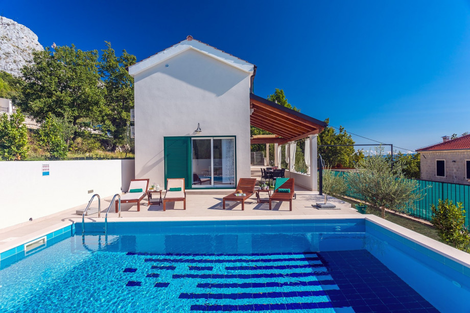 Seaview Villa Lemaro, a 2-bedroom villa with 28 sqm private pool in Krilo Jesenice