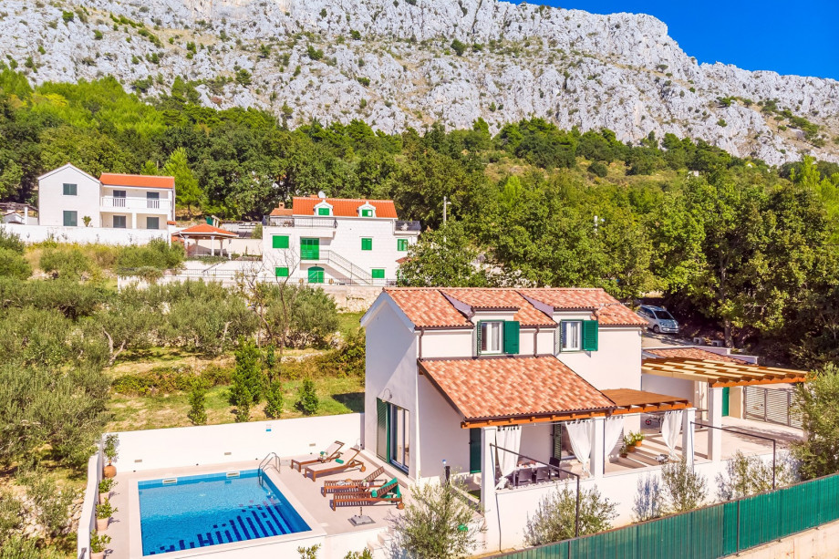 Villa Lemaro is located in Krilo Jesenice, an old part of the village