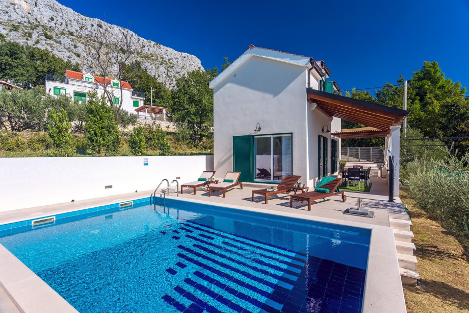 Villa Lemaro surrounded by typical Mediterranean vegetation