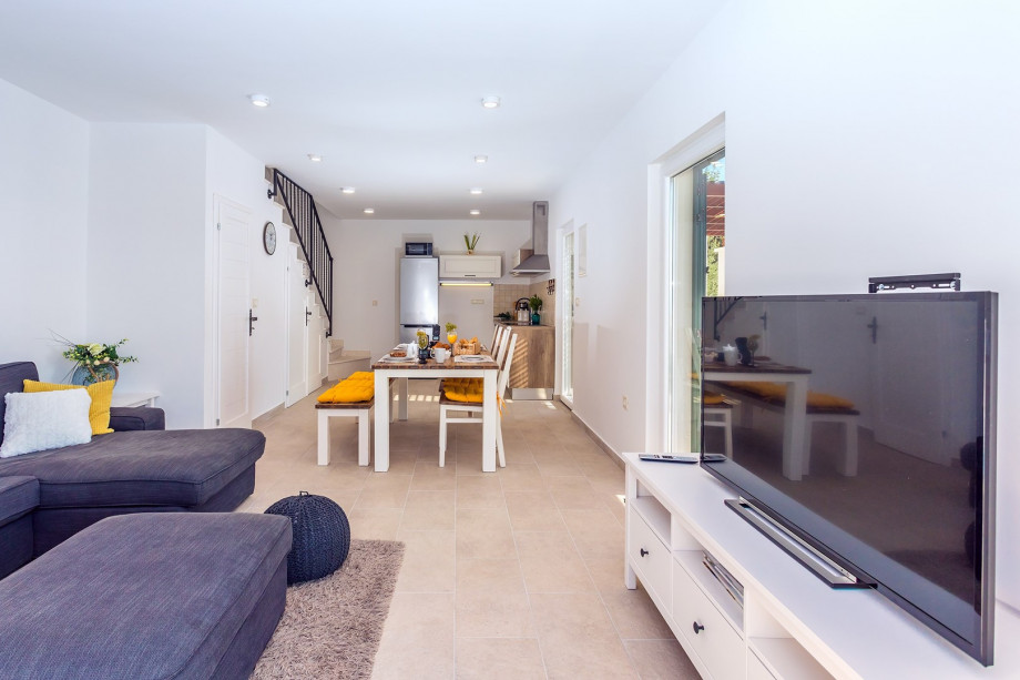 Stylish living and dining room, and a fully equipped kitchen