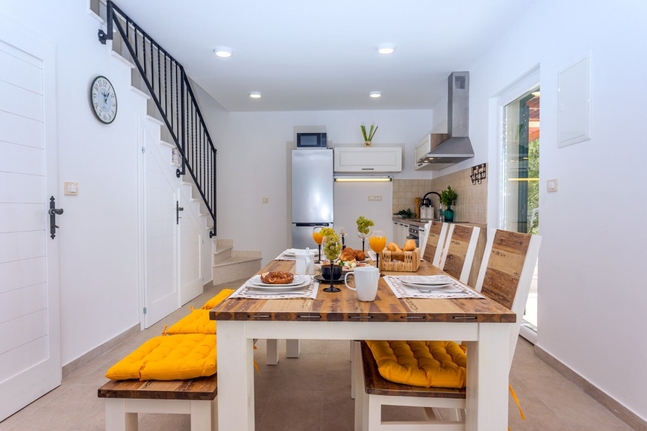 Stylish living and dining room, and a fully equipped kitchen