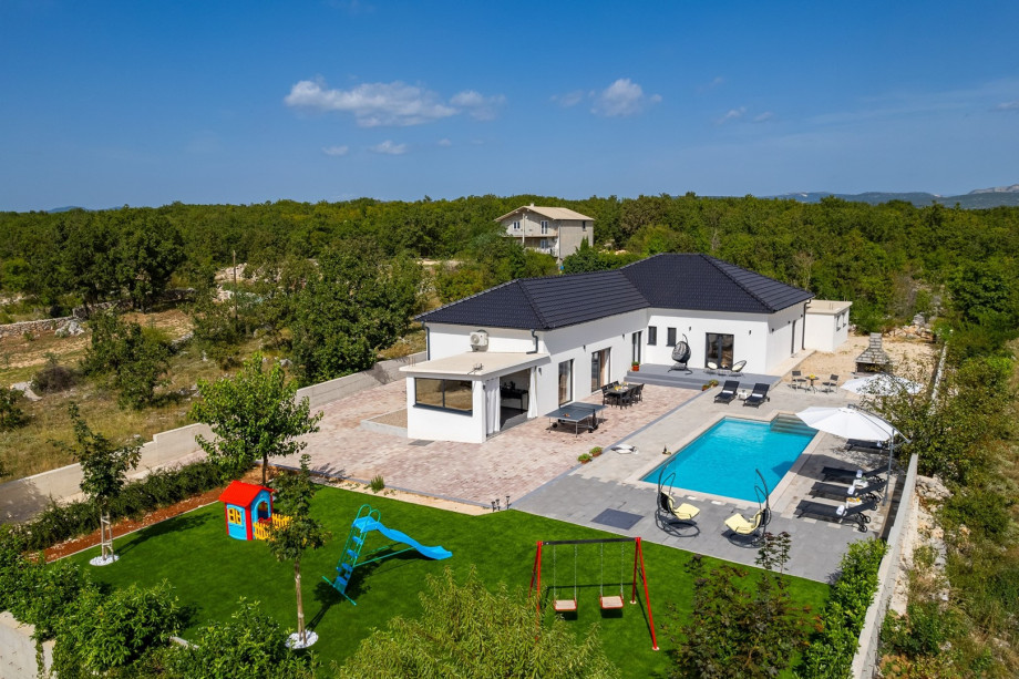Villa Lukas – 44 m2 großes Schwimmbad mit Hydromassage neben der Sommerküche