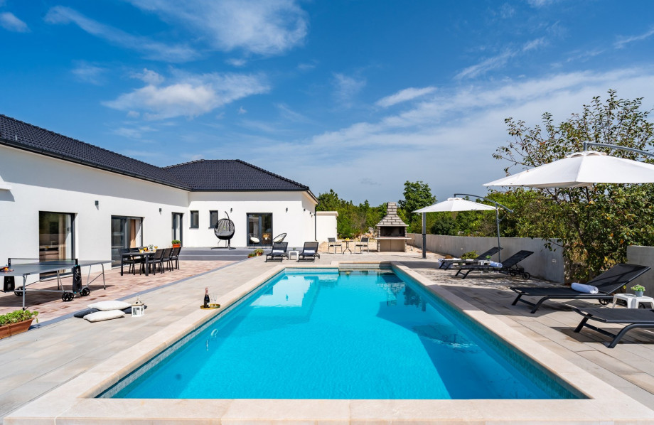 Spaciuos outdoor area with pool arean and sun deck