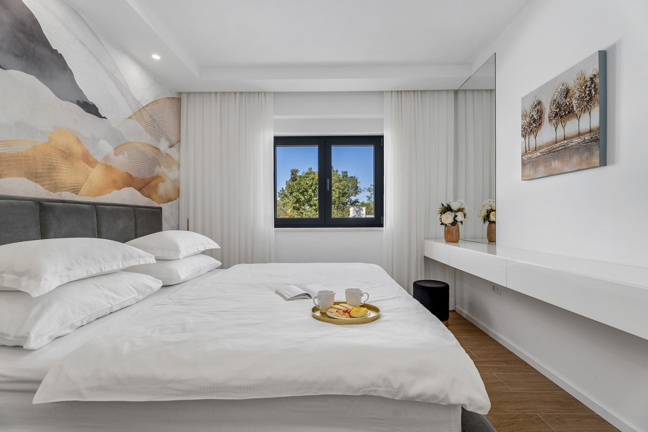 Bedroom NO1 with views of the natural surroundigs, air - condition