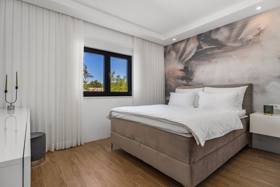 Bedroom NO2 with queen size bed 160cm x 200cm with en-suite Bathroom