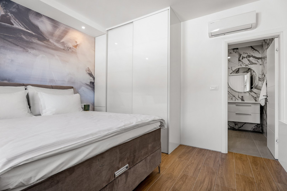 Bedroom NO2 with views of the natural surroundings, a dressing table.