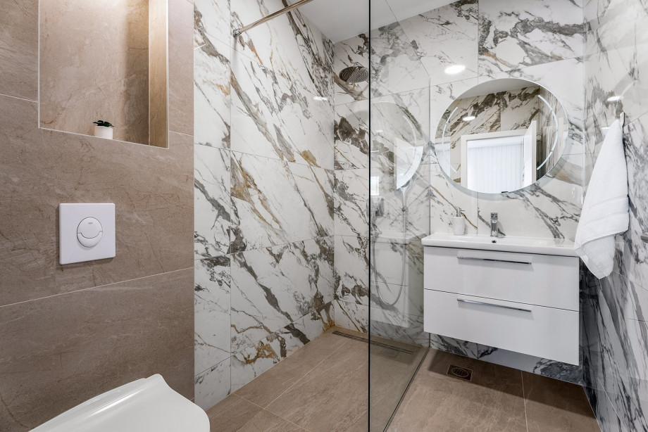 Bedroom NO2 with en-suite Bathroom witha a shower, air-condition