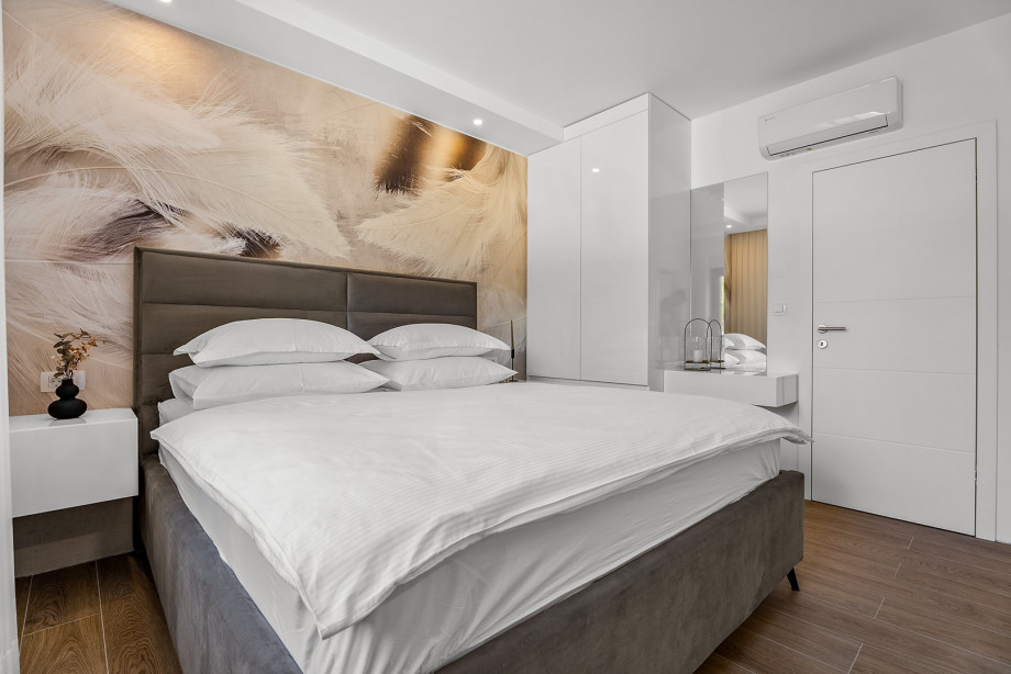 Bedroom NO3 with en-suite Bathrom and dressing table