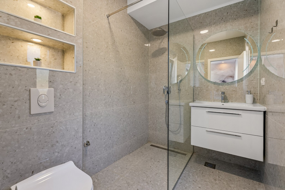 Bedroom NO3 with en-suite Bathroom with shower