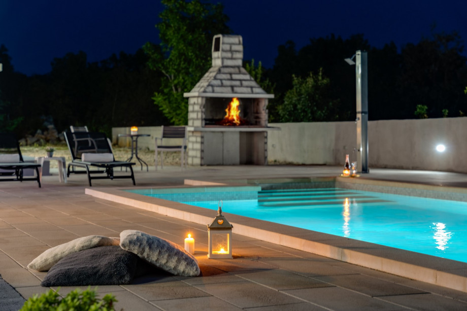 Self-standing traditional barbecue (wood/charcoal)