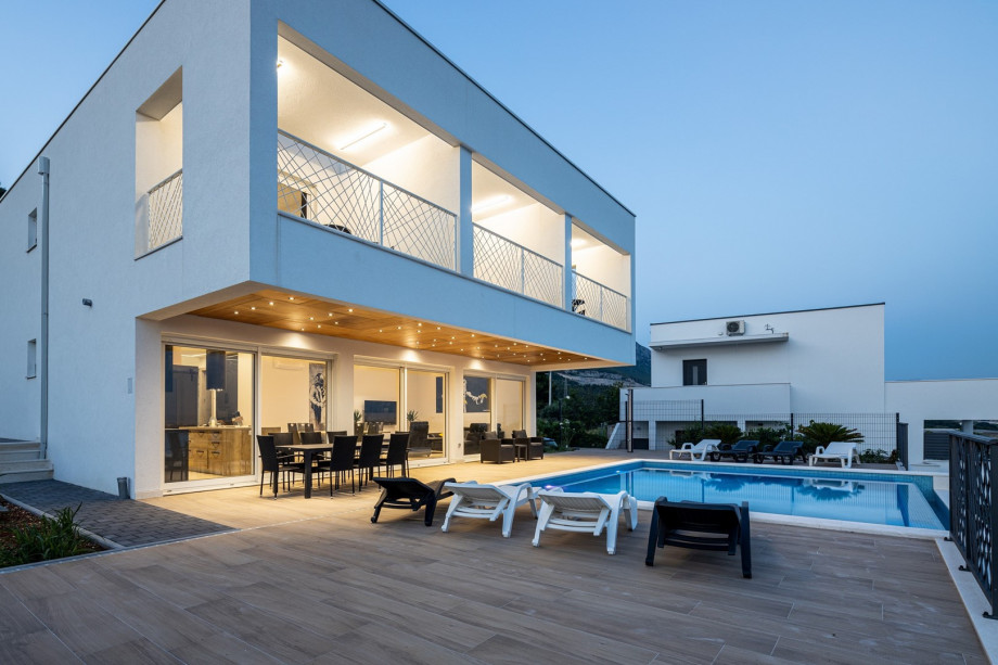 4-bedroom villa with private swimming pool located only 10km from town Split