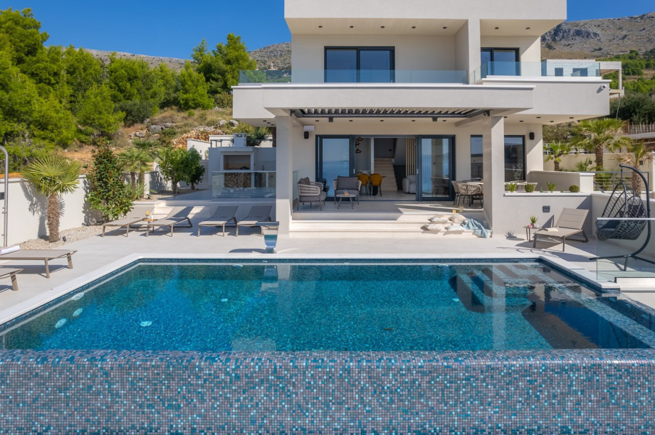 Stylish property with heated, infinity 40,5sqm private pool
